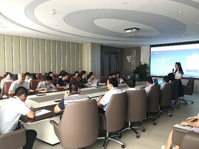 “精進不休，提高效率”德利豐家居終端櫥柜上