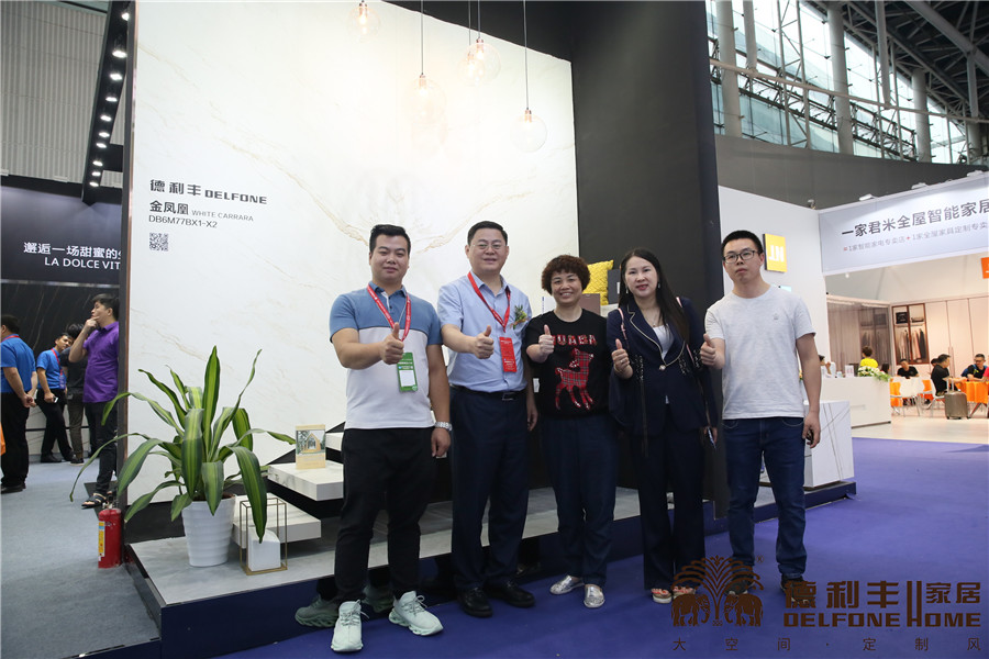 熱度持續(xù)飆升！行業(yè)協(xié)會領(lǐng)導(dǎo)對德利豐大巖板贊